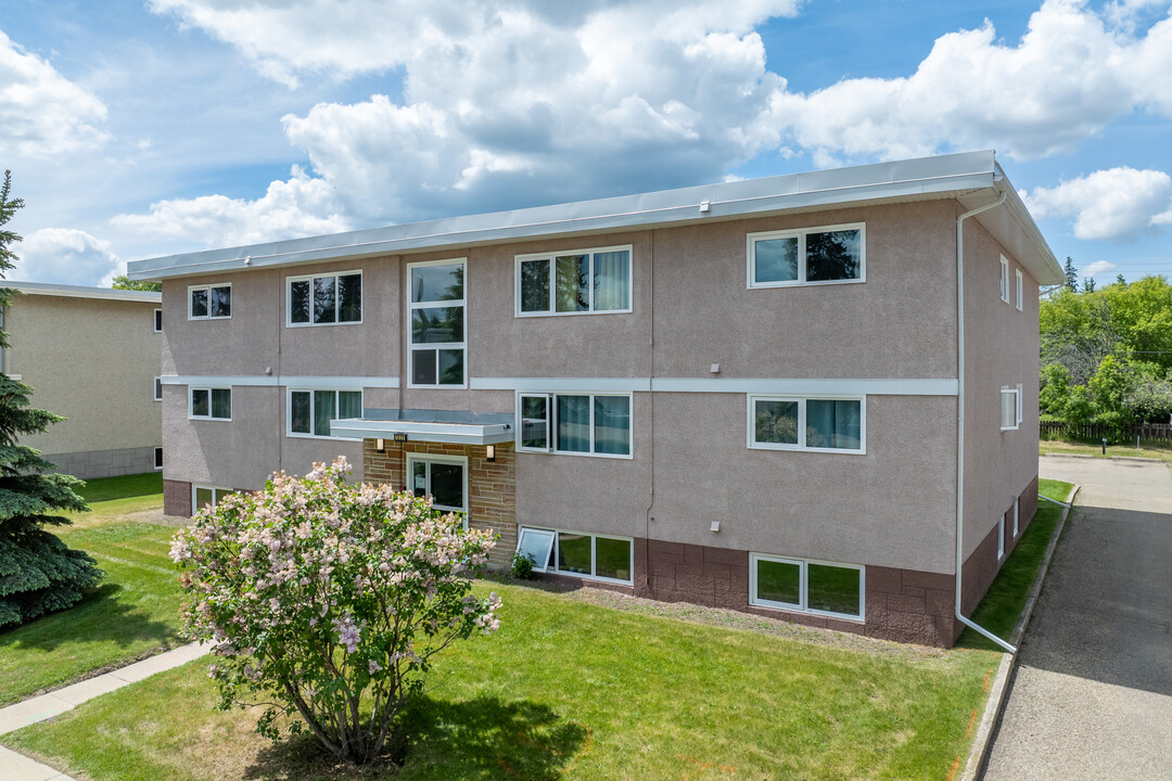 5520 44 Av in Red Deer, AB - Building Photo