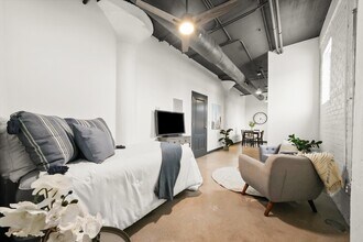 110 Cross St in Aurora, IL - Foto de edificio - Building Photo