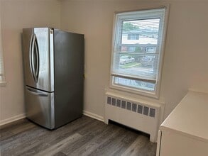 19 Hickory Rd in Port Washington, NY - Building Photo - Building Photo