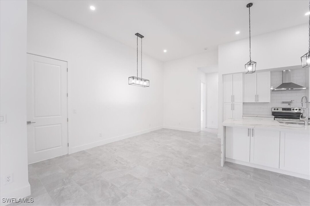 4308 NW 27th Ln in Cape Coral, FL - Foto de edificio