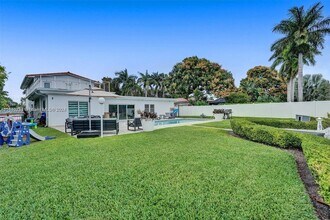 1090 NE 105th St in Miami Shores, FL - Foto de edificio - Building Photo