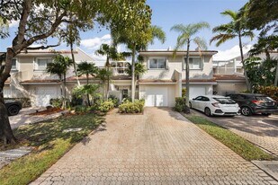 10233 NW 52nd Ln in Doral, FL - Building Photo