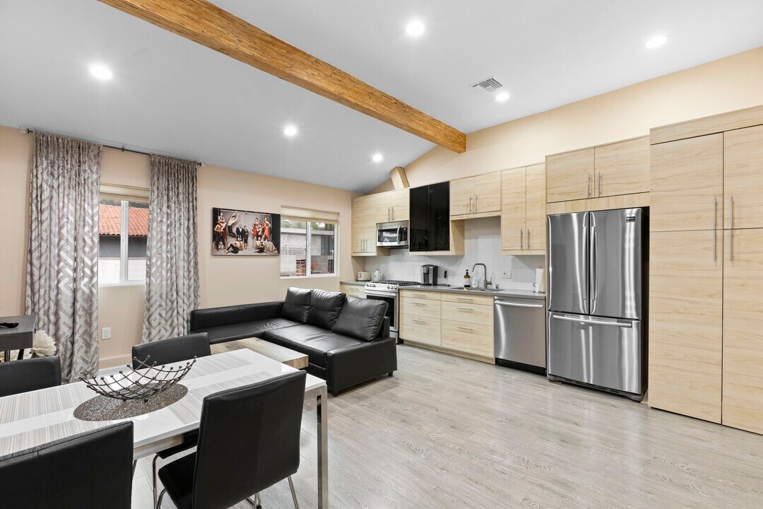 11429 Dona Pegita Dr, Unit 11427 in Studio City, CA - Building Photo