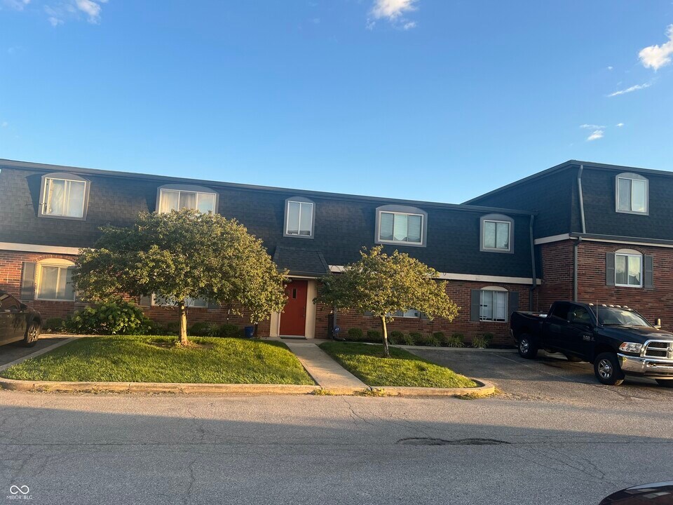 311 Elmead Ct in Greenwood, IN - Building Photo