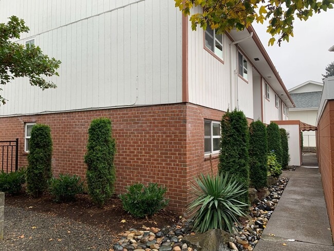 400 W McLoughlin Blvd in Vancouver, WA - Foto de edificio - Building Photo