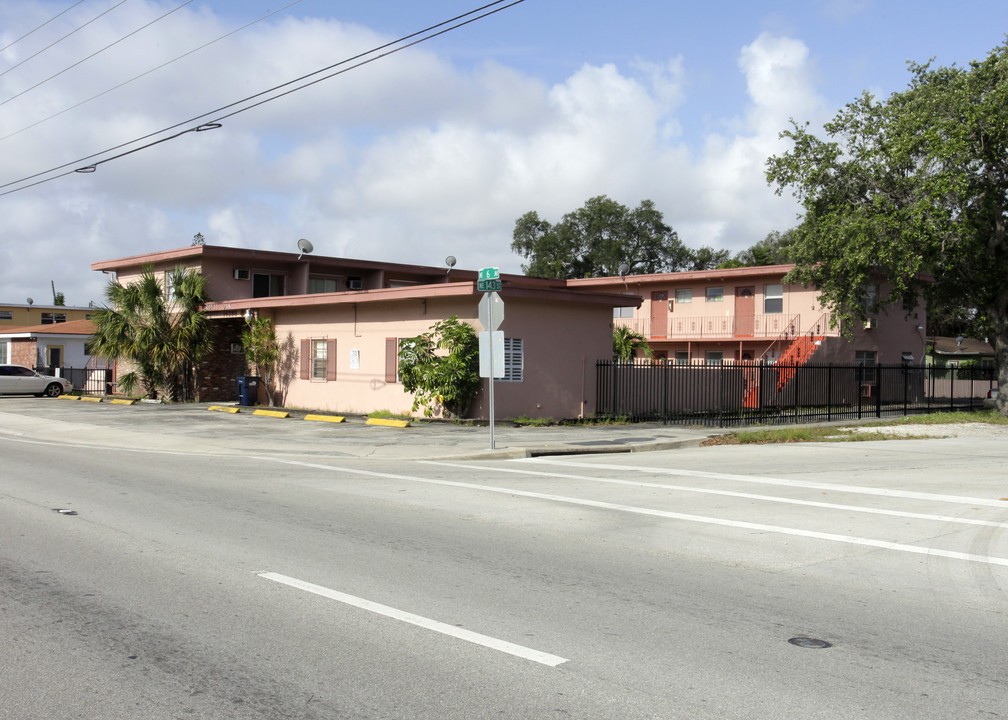 Royal Oak Apartments in North Miami, FL - Building Photo