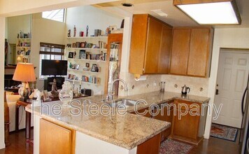 8000 Kroll Way in Bakersfield, CA - Building Photo - Building Photo