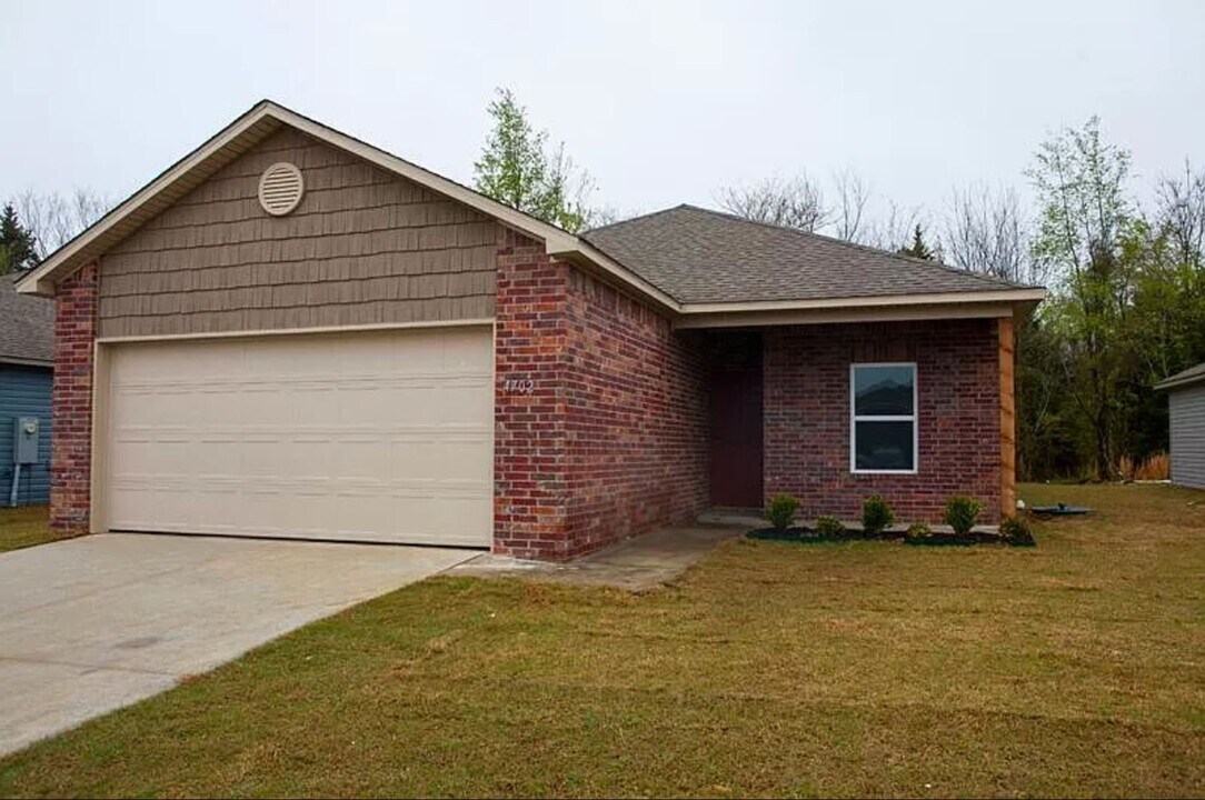 4702 W Hoover Loop in Fayetteville, AR - Foto de edificio