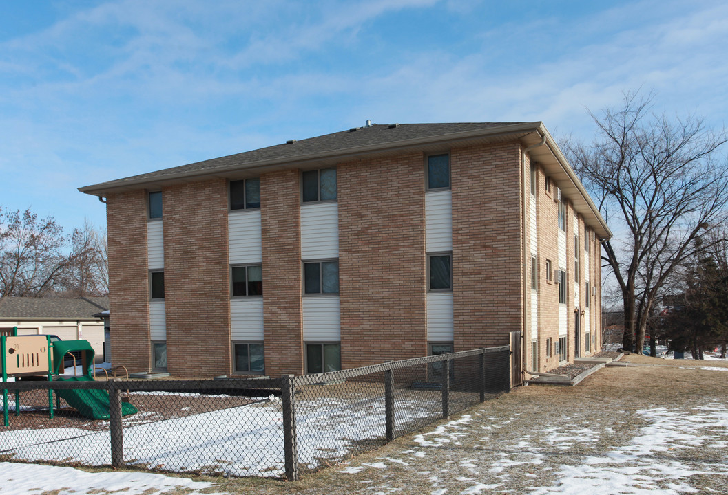 Bass Lake Apartments in Minneapolis, MN - Foto de edificio