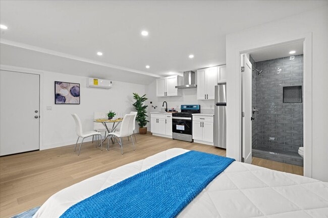 5813 Saloma Ave in Los Angeles, CA - Building Photo - Building Photo