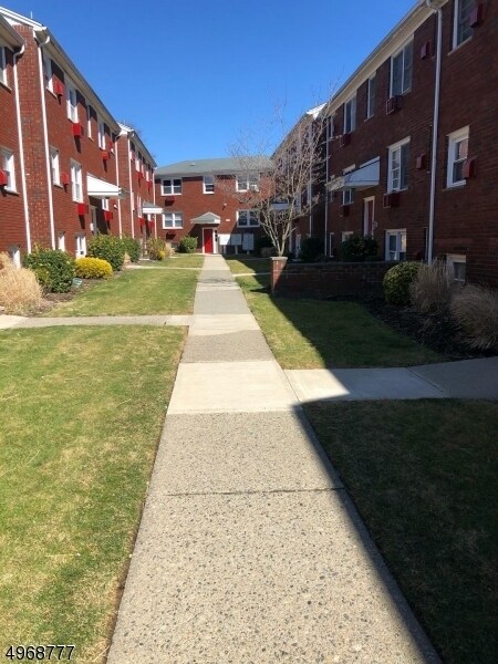 476 joralemon st-Unit -B-6 in Belleville, NJ - Building Photo - Building Photo