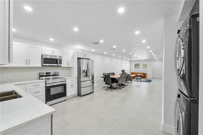 3655 Stirling Rd in Fort Lauderdale, FL - Foto de edificio - Building Photo