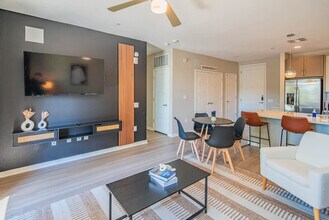 777 E Stella Ln in Phoenix, AZ - Foto de edificio - Building Photo