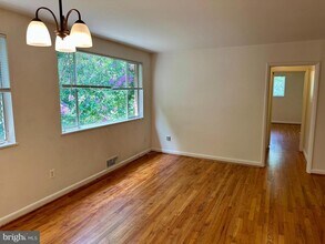 10505 Montrose Ave in Bethesda, MD - Building Photo - Building Photo
