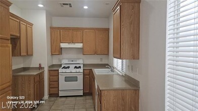8244 Shaded Arbors St in Las Vegas, NV - Foto de edificio - Building Photo