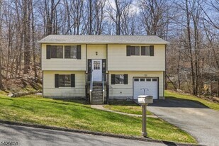 15 Karen Rd in Highland Lakes, NJ - Building Photo