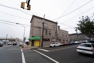 331 Straight St, Unit 3 in Paterson, NJ - Building Photo - Building Photo
