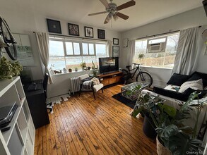 293 W Shore Rd in Huntington, NY - Foto de edificio - Building Photo