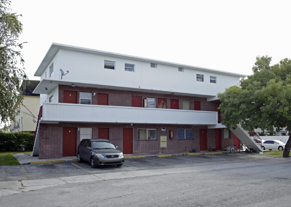 6191 W Flagler St in Miami, FL - Building Photo