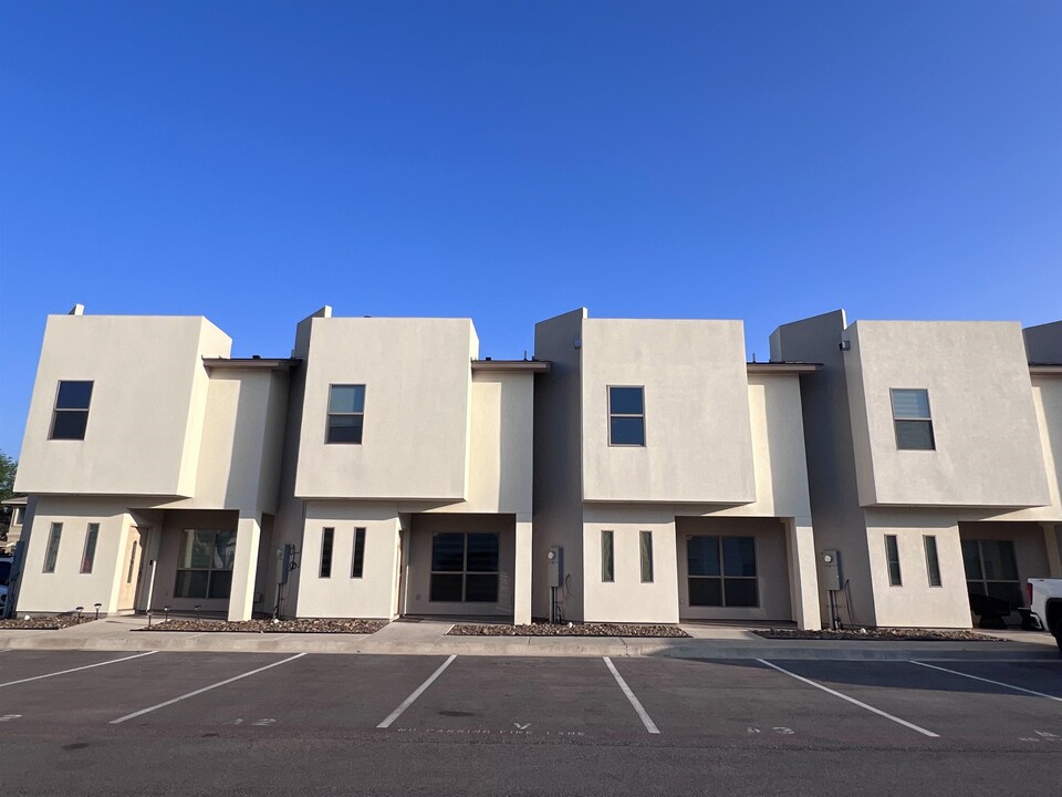4101 Blue Quail Rd in Laredo, TX - Building Photo