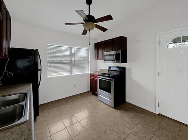 901 12th St in Clermont, FL - Foto de edificio - Building Photo