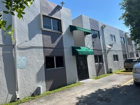2565 W 56th St in Hialeah, FL - Building Photo