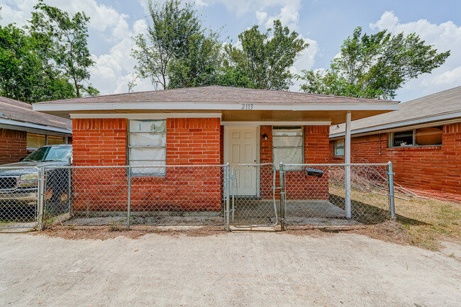 2101 Hutton St in Houston, TX - Building Photo - Building Photo