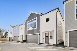 107 W Whitney St in Houston, TX - Building Photo