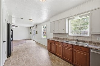 118 8th Ave in Nederland, TX - Building Photo - Building Photo