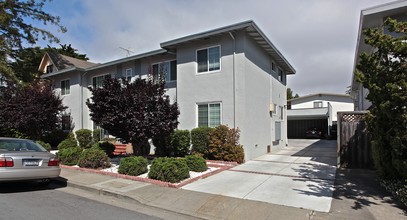 1322 Holly St in San Carlos, CA - Building Photo - Building Photo