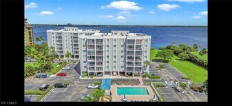 2875 Palm Beach Blvd in Ft. Myers, FL - Building Photo