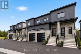 488 Falcon Ln in Russell, ON - Building Photo