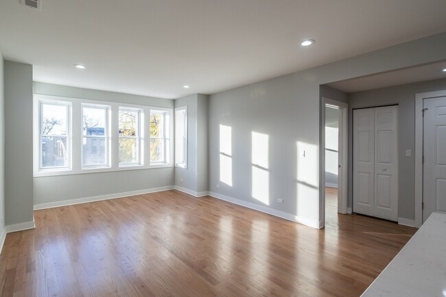 6647 S St Lawrence Ave in Chicago, IL - Building Photo - Building Photo