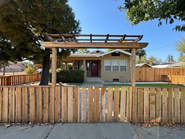 498 Johnston St in Woodland, CA - Building Photo - Building Photo