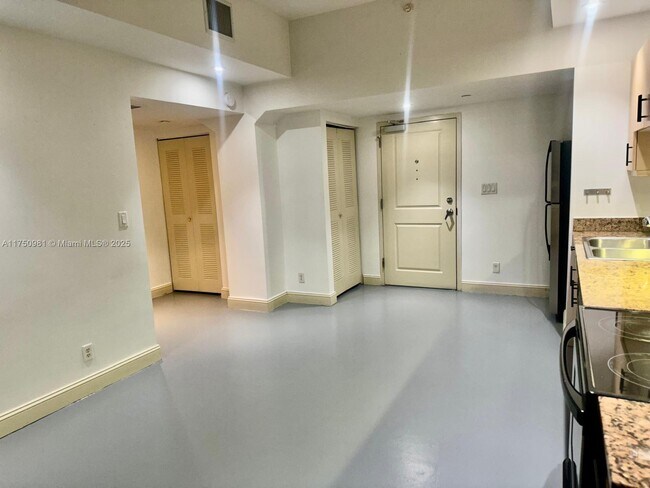 111 E Flagler St, Unit 702 in Miami, FL - Building Photo - Building Photo