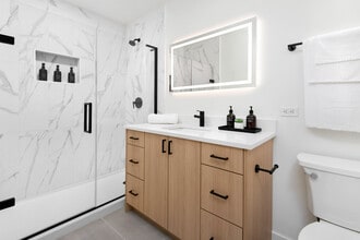 411 N Halsted St, Unit 610 in Chicago, IL - Building Photo - Building Photo