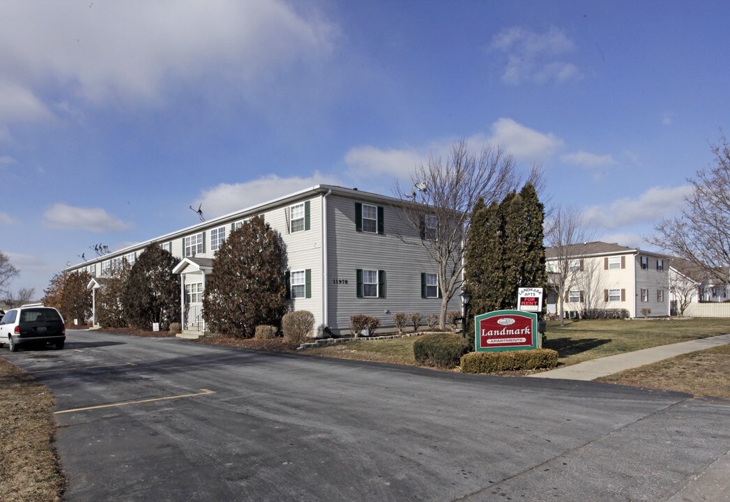 Landmark Apartments in Roscoe, IL - Foto de edificio