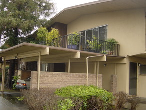 Village Apartments in Stockton, CA - Foto de edificio - Building Photo