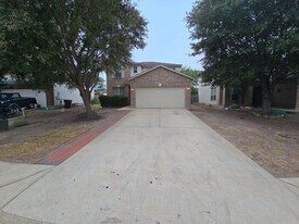205 Windridge Dr N in Lockhart, TX - Building Photo
