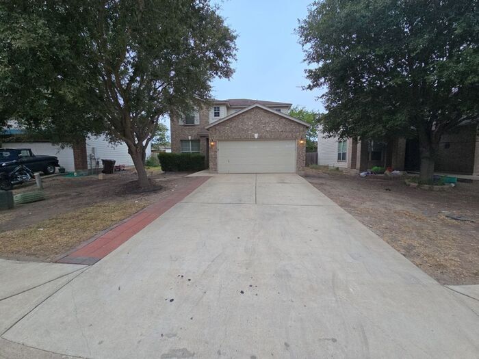 205 Windridge Dr N in Lockhart, TX - Building Photo