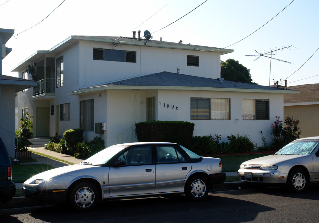 11896 Manor Dr in Hawthorne, CA - Building Photo