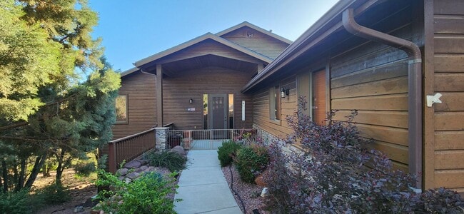 property at 816 N Blue Spruce Cir