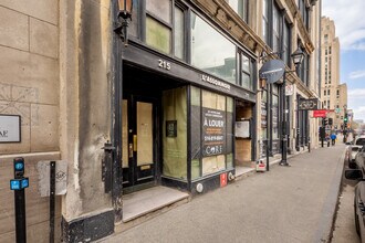 203-209 Notre-Dame Rue O in Montréal, QC - Building Photo - Building Photo