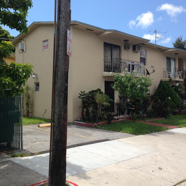 2599 NW 13th St in Miami, FL - Building Photo - Building Photo