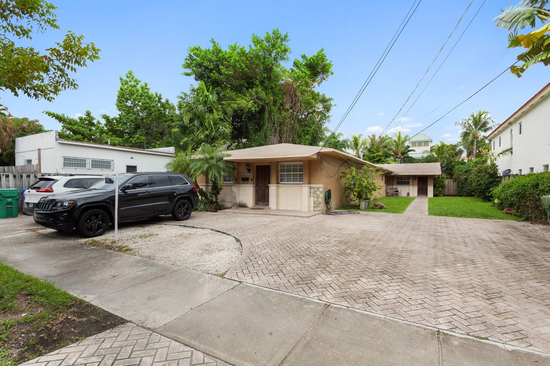 Day Villas in Miami, FL - Building Photo