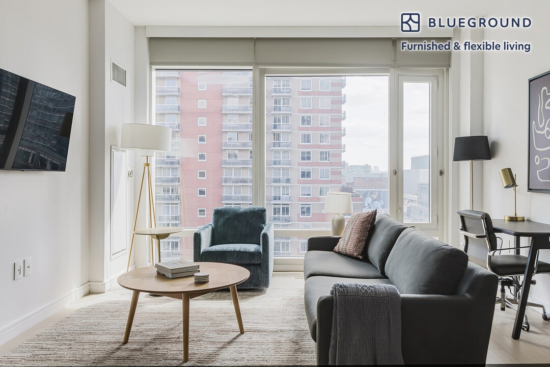 572 11th Ave in New York, NY - Building Photo