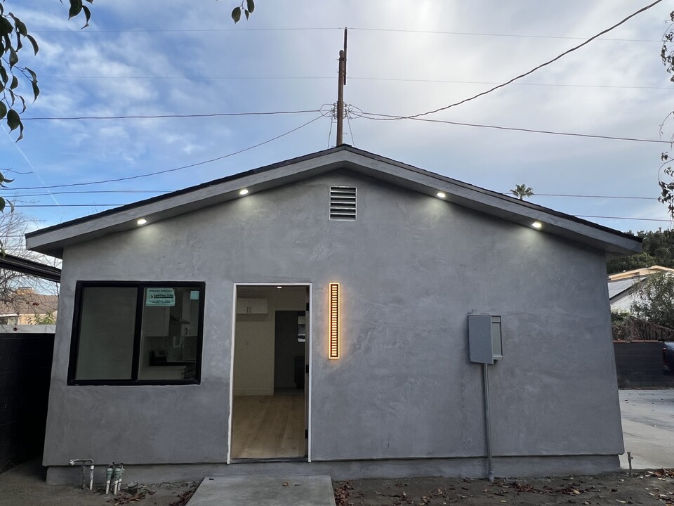 13933 Valerio St in Los Angeles, CA - Building Photo