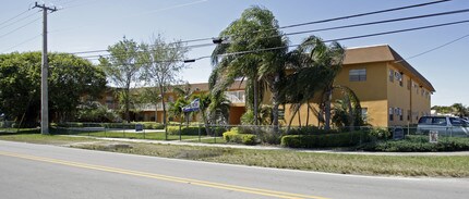 Homestead Village Apartments in Homestead, FL - Foto de edificio - Building Photo