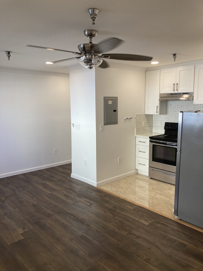 Bakman Hall in North Hollywood, CA - Building Photo - Building Photo