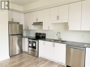 370 A-370A Red Maple Rd in Richmond Hill, ON - Building Photo - Building Photo